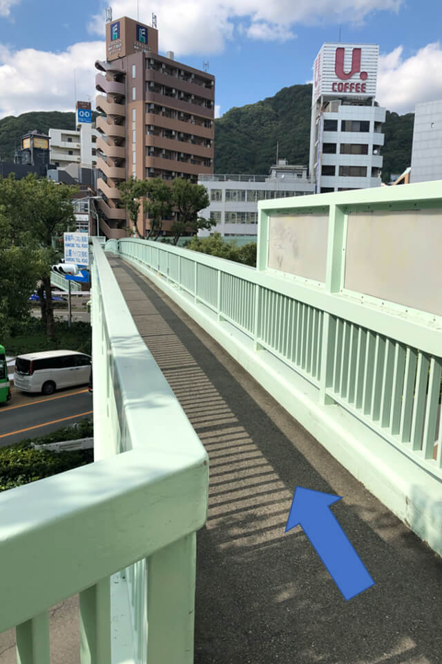 ⑥歩道橋を上がって真っ直ぐ進みます